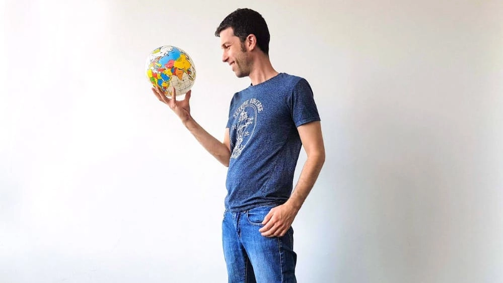 תמונה של אופיר עם גלובוס צעצוע