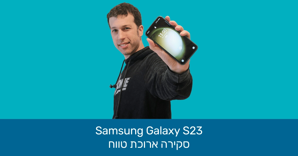 תמונת הנושא למדריך סקירת הטלפון. רואים אותי עם הטלפון על רקע טורקיז